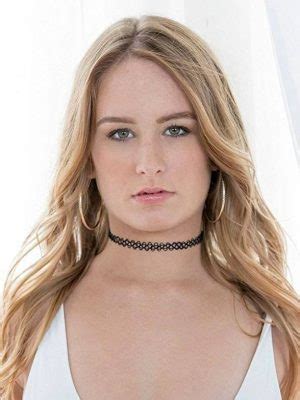 Originally from Miami Beach, Florida (the other porn center of the US), she started off as a cam girl , doing live shows for horny viewers, and it was so fun that she decided to do porn. . Daisy stone bangbus
